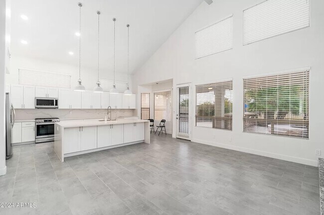 Building Photo - 6739 E Gelding Dr