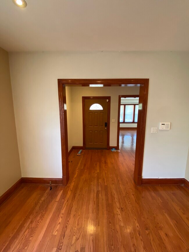 Building Photo - 4857 W Wellington Ave