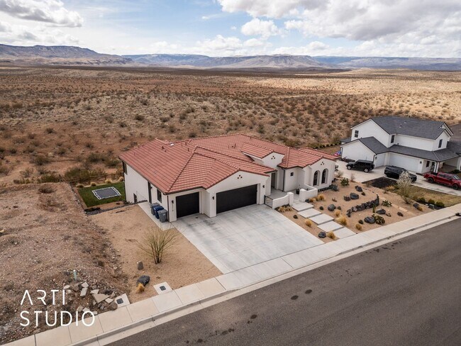 Building Photo - Beautiful 6 Bedroom 4.5 Bathroom Home in D...