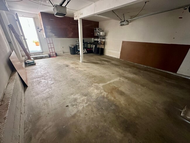 Building Photo - 205 18th St