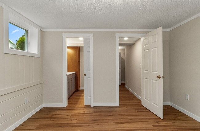 Building Photo - Stylish in Snohomish