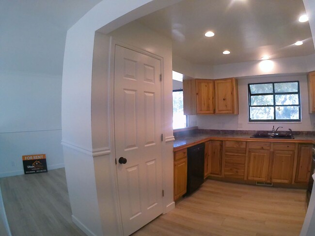 Building Photo - 4 Bedroom 2 Bath  Home 2 Car Garage. Dog F...