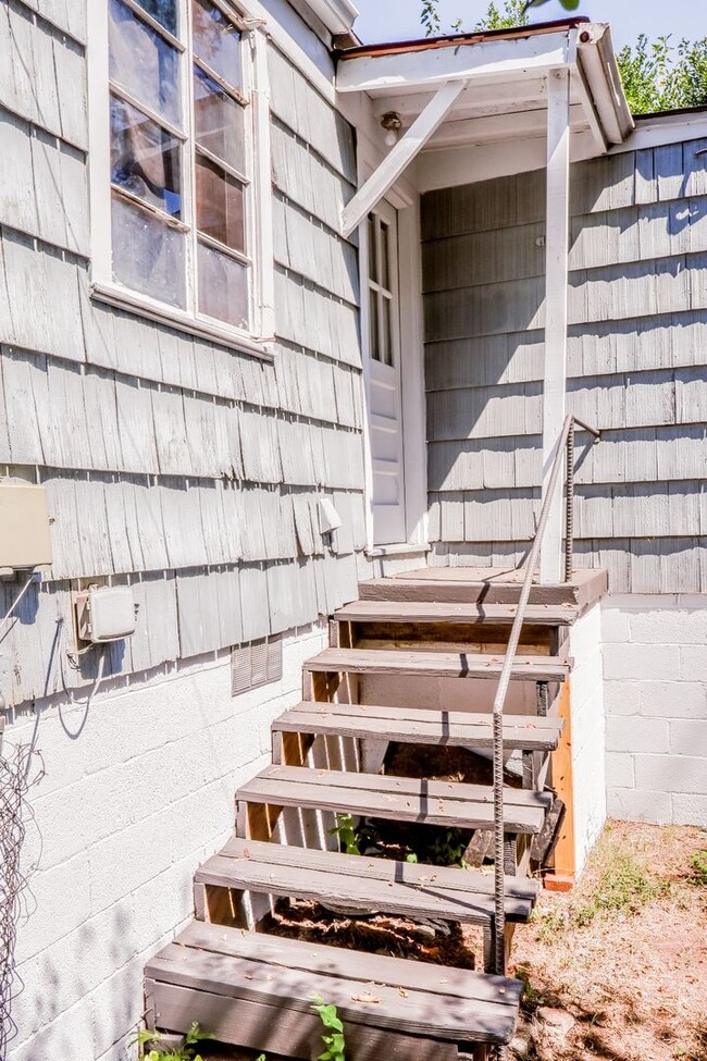 Building Photo - 2BR Cozy Ensley Home