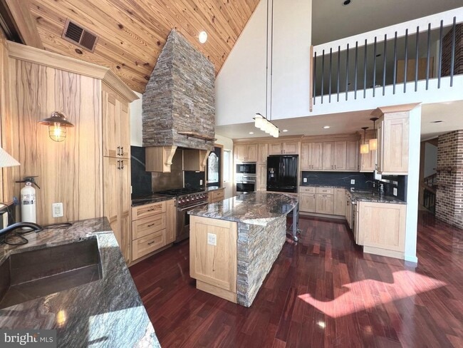 Building Photo - Beautiful 3bd 3bth contemporary A-framed home in the prestigious Eagle's Nest community.