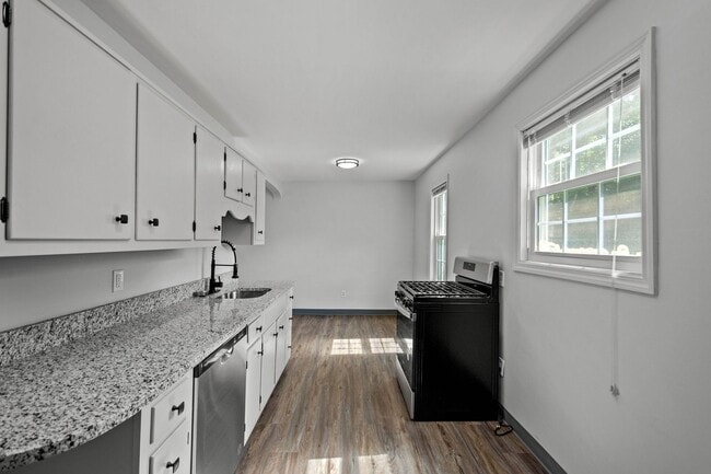 Building Photo - Gorgeous 2 bedroom home in Clairton availa...