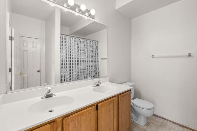 Building Photo - 2 Bed 1.5 Bath - Germantown Condo - Attach...