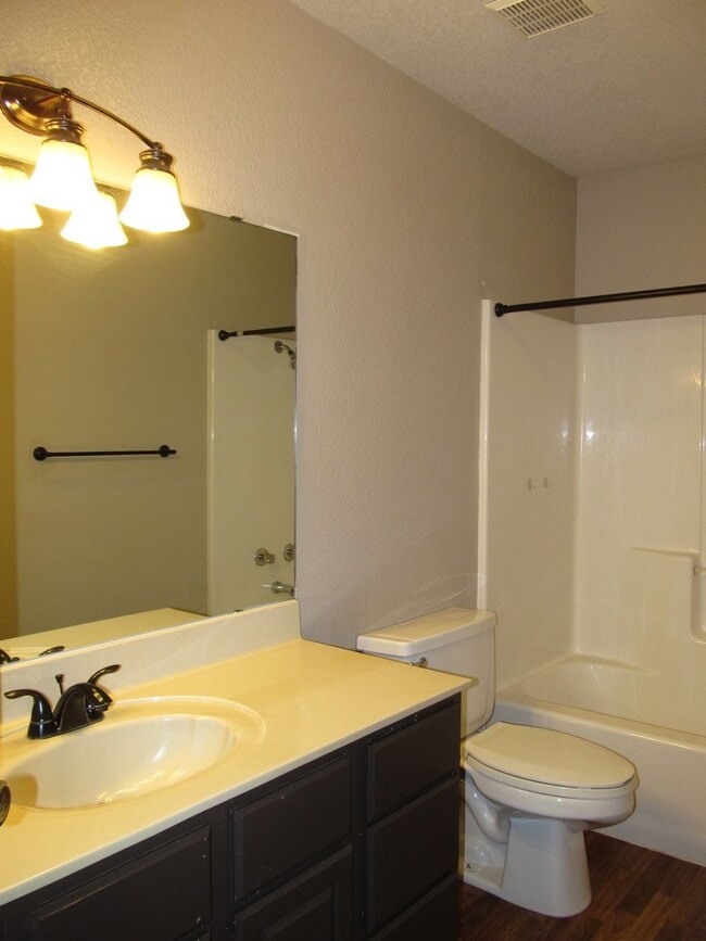 Building Photo - LARGE 4 BEDROOM NEAR LAKE