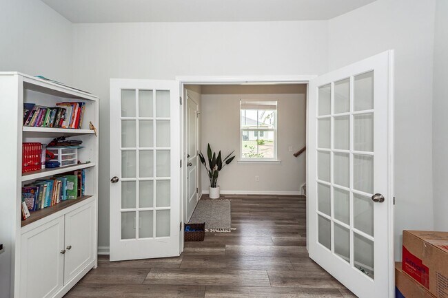 Building Photo - 6 Bedroom 4.5 Bath in Limehouse Village - Summerville
