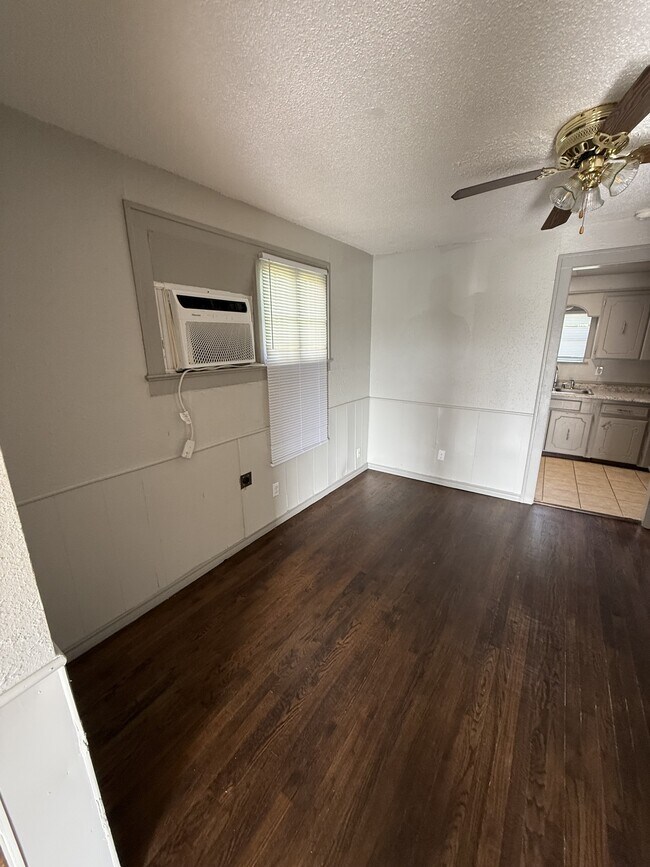 Building Photo - 109 N Draper Ave