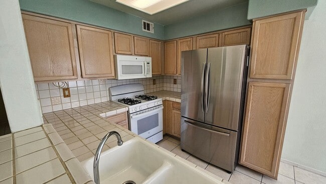 Building Photo - Cute Condo close to the Strip!!!