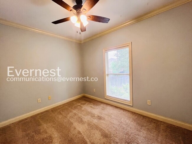 Building Photo - 3 Bed/2 Bath Home with Fenced Yard & Garage / Pet-Friendly / Available Now!