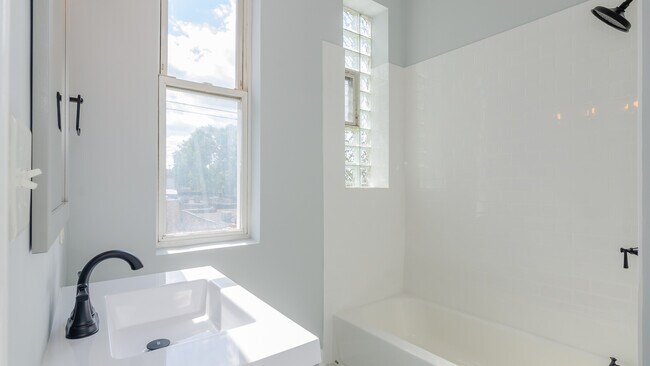 Building Photo - 815 N Fairfield Ave