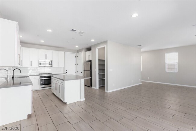 Building Photo - 204 Rondeau Ave