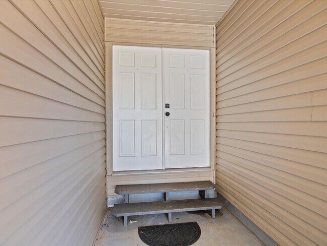 Building Photo - Large lot and close to town.