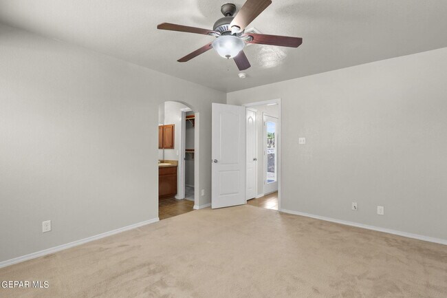 Building Photo - 2300 Glitter St