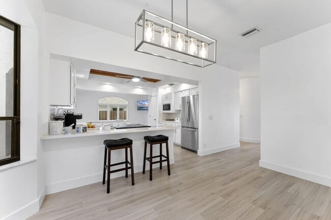 Building Photo - 150 Lucina Dr