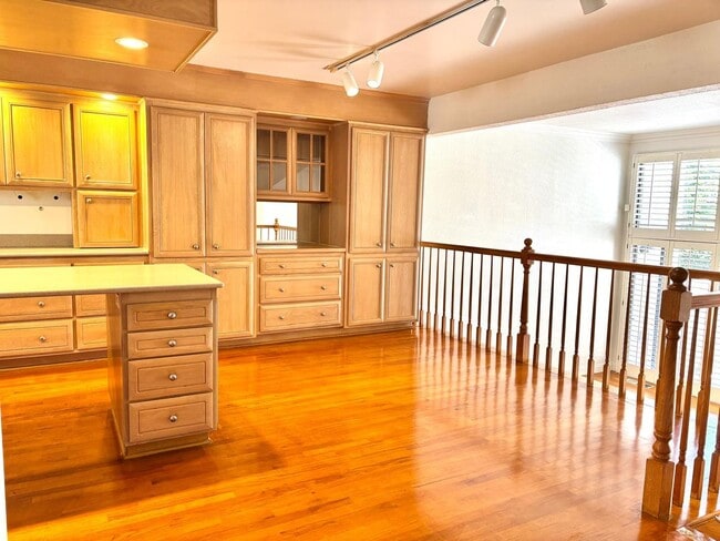 Building Photo - Welcome to this stunning 2 bedroom 2.5 bat...