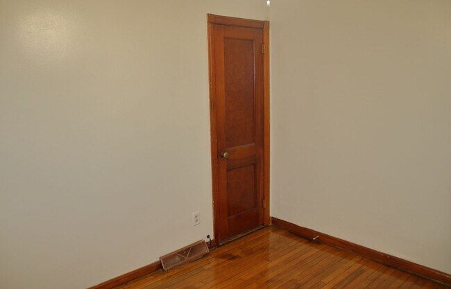 Building Photo - 4 bedroom/1 Bath Single Home!