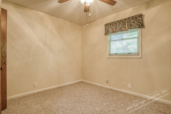 Building Photo - Central Hot Springs Village/Home/Unfurnished