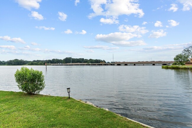 Building Photo - Perfect waterfront retreat in Norfolk