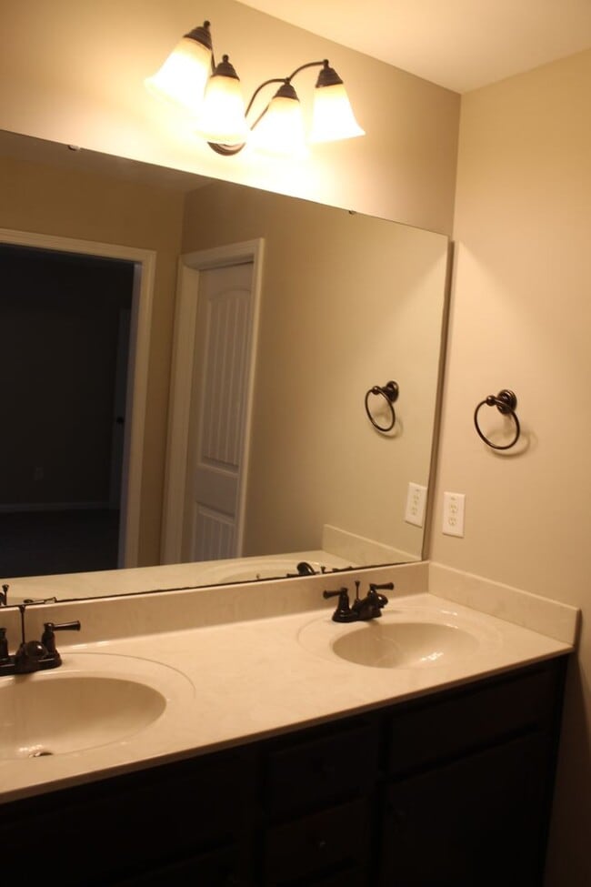 Building Photo - 3 Bed/2 Bath Home - 10 minutes to SJAFB!