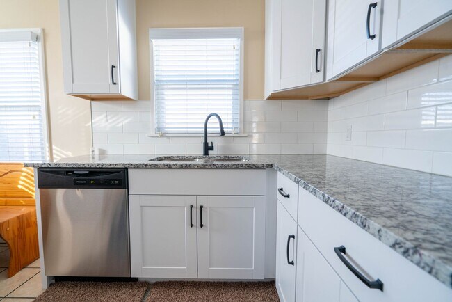 Building Photo - 3 Bed 1.5 Bath Updated Home with Private Fenced Backyard and Mountain Views