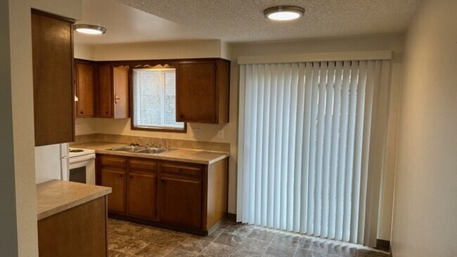 Building Photo - 2 bedroom ground level apartment