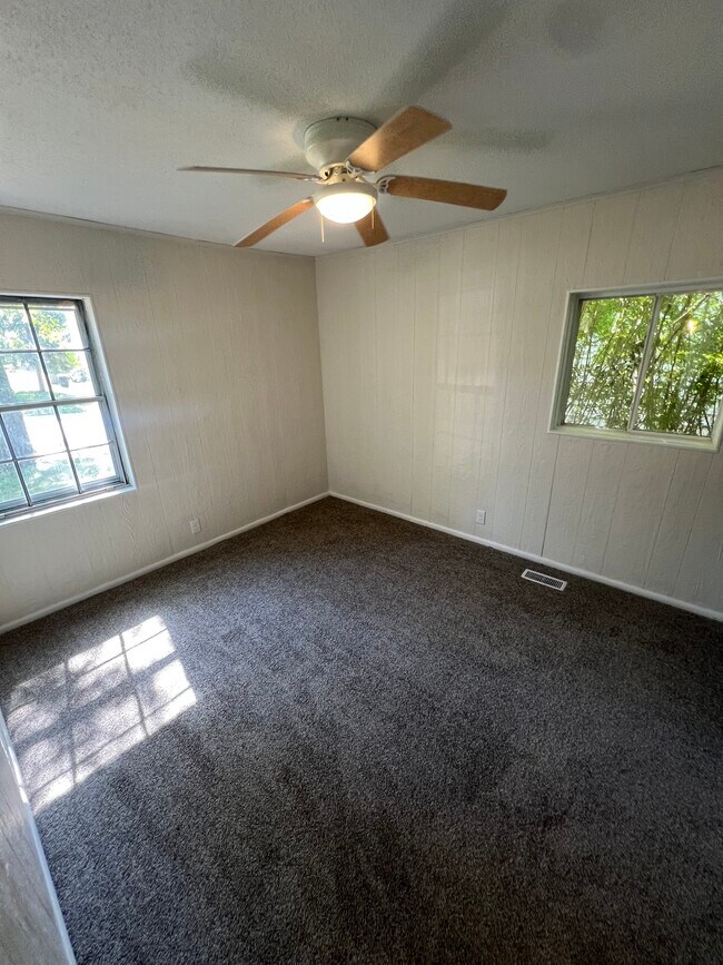 Building Photo - 923 Hillside Dr