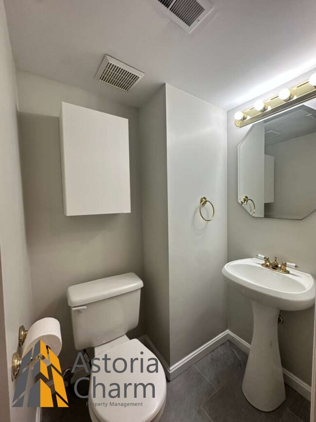 Building Photo - 3 Bedroom Home with Rooftop Views and Modern Finishes