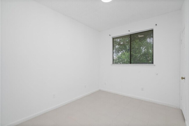 Building Photo - 1708 Woodwind Ln