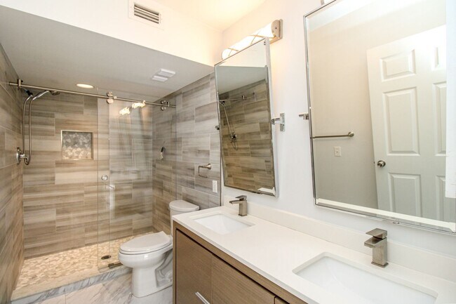 Building Photo - 2/2 REMODELED UNFURNISHED CONDO 1ST FLOOR ...