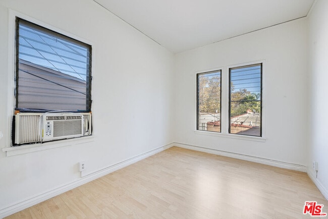 Building Photo - 805 N Poinsettia Pl