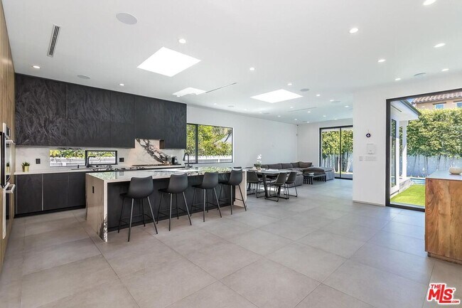 Building Photo - 1948 S Point View St