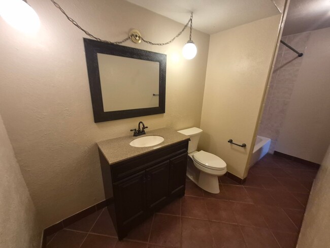 Building Photo - Great Condo in Golden