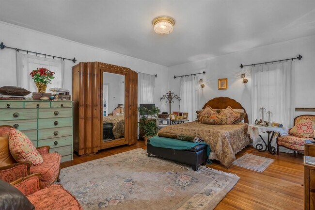 Master bedroom - 609 S Highland Ave