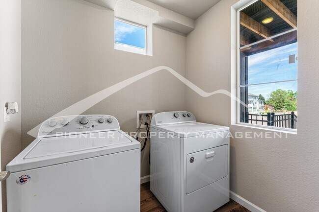 Building Photo - Gorgeous Townhouse with Washer/Dryer and C...