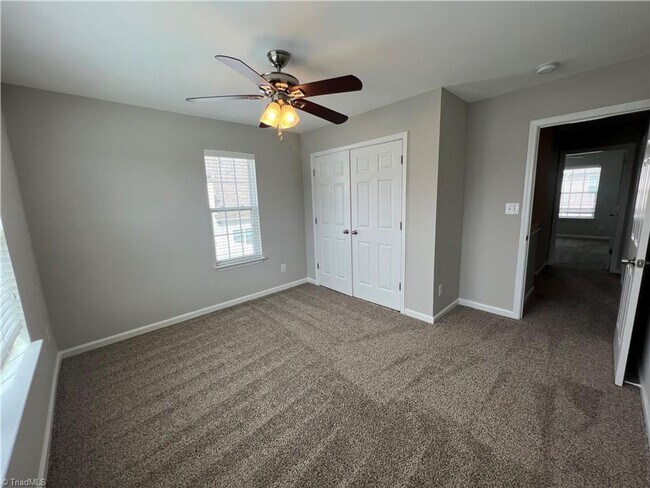 Building Photo - Fabulous 3BR 2.5BA Townhome with Community...