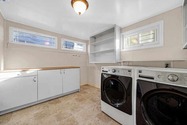 Building Photo - 2438 Upland Dr