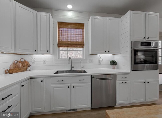 Building Photo - 23185 Pembrook Dr