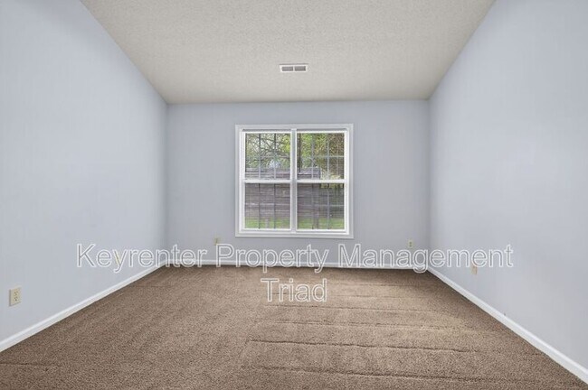 Building Photo - 10 Manor Ridge Ct