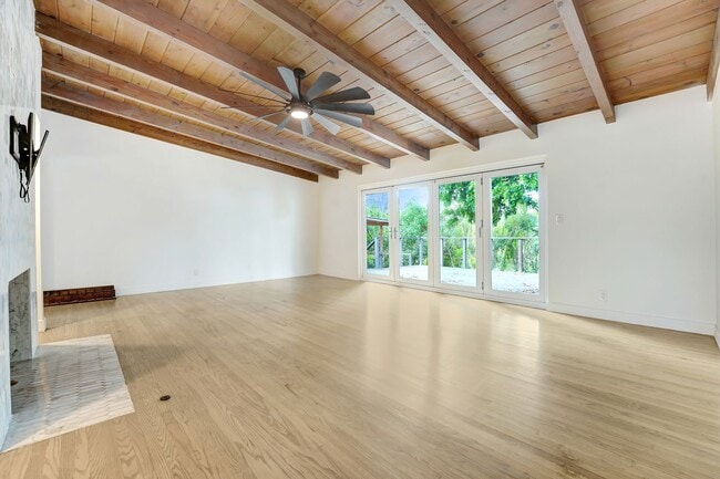 Building Photo - 6465 Ivarene Ave