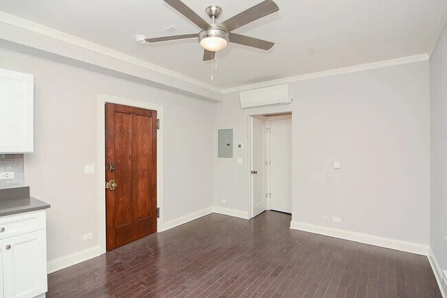Building Photo - 640 W Wrightwood Ave