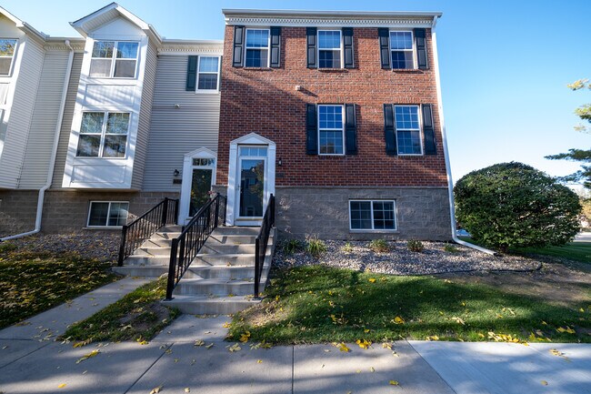 Primary Photo - 7929 Stratford Cir N