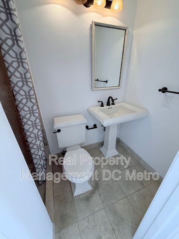 Building Photo - 1316 New Hampshire Ave NW