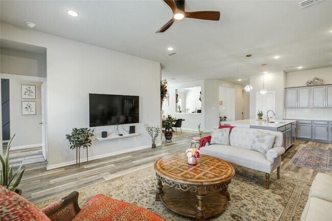 Building Photo - 2815 Torrey Pines Dr