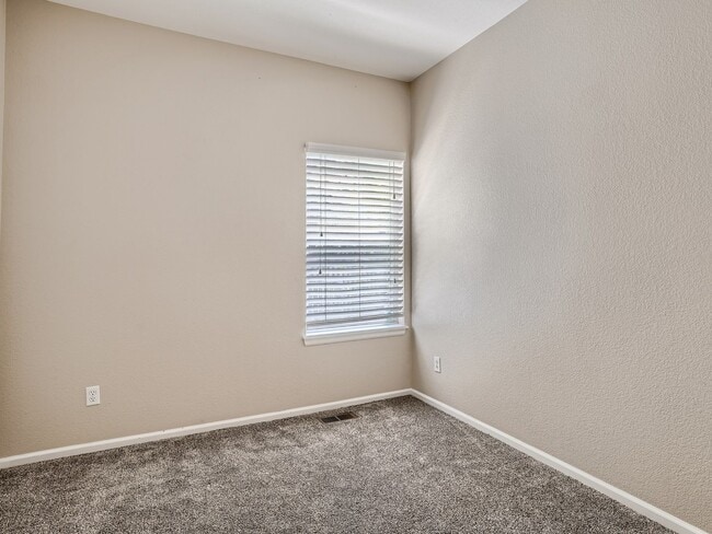 Building Photo - Evolve Real Estate: Meticulous Executive 4 Bedroom Plus Finished Basement Available August 5!