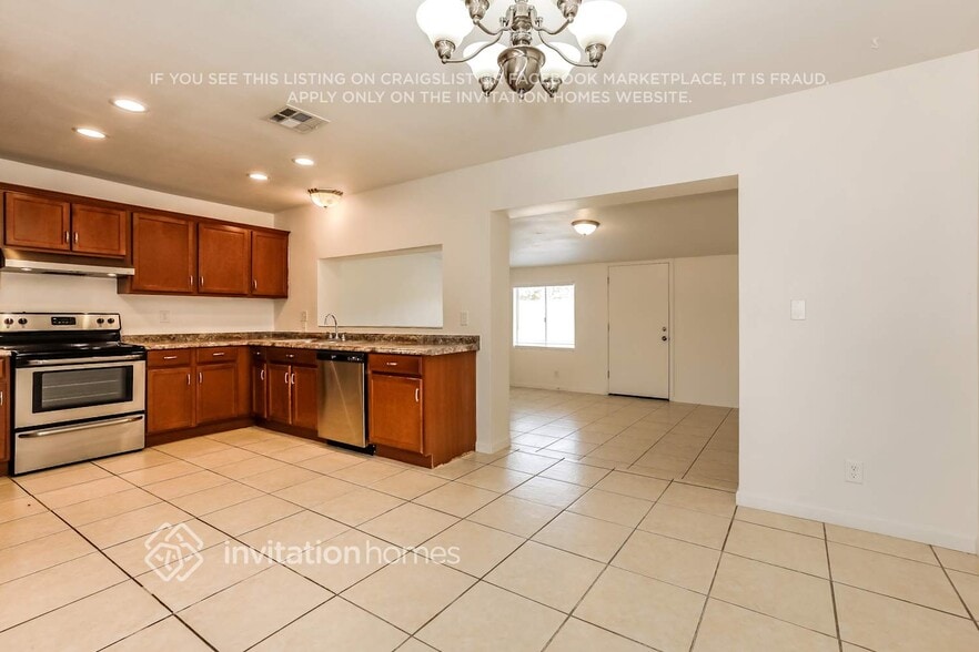 Building Photo - 907 N Wedgewood Dr