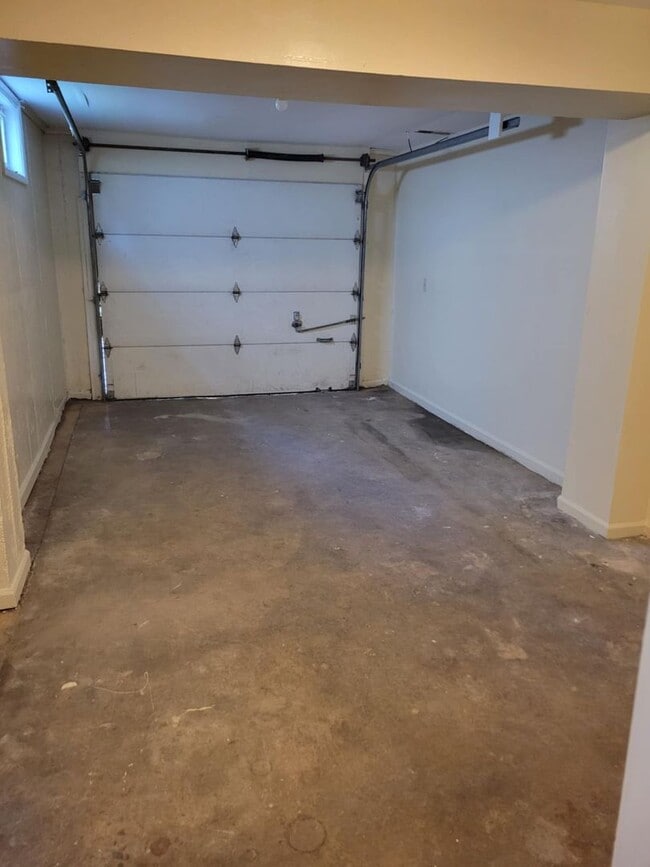 Building Photo - 4 bedroom 2 bathroom house with a basement...