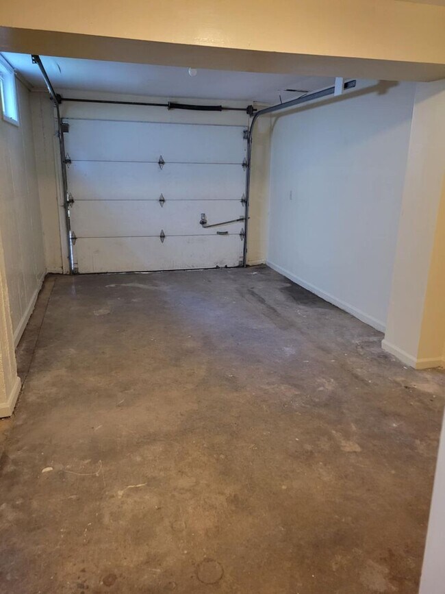 Building Photo - NOVEMBER SPECIAL!!!!!4 bedroom 2 bathroom ...