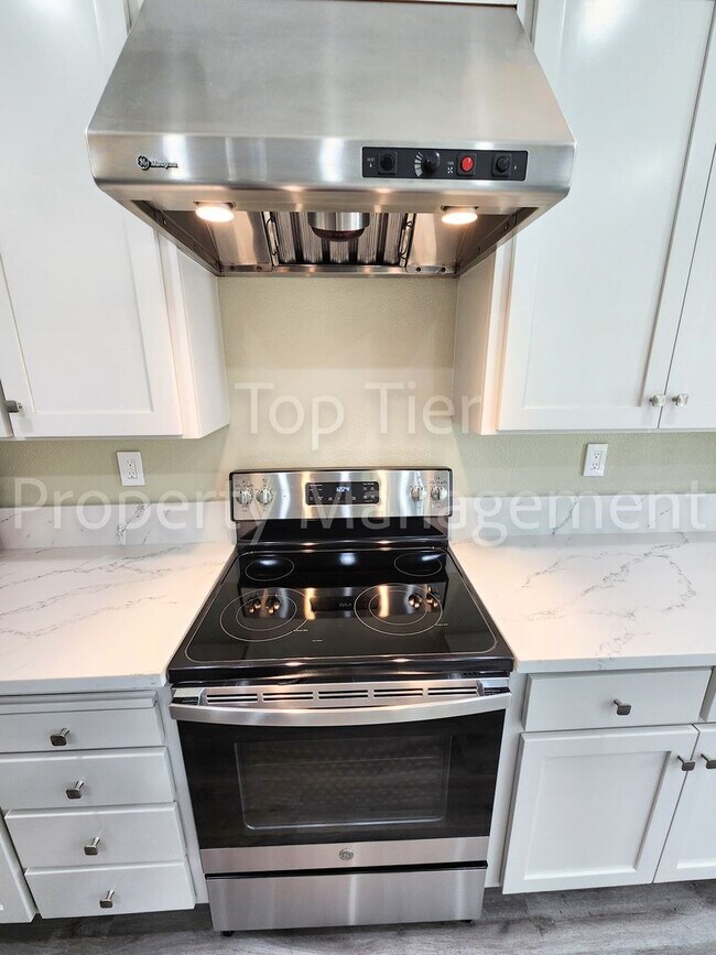 Building Photo - Stunning Newly Remodeled 4 bed / 2.5 bath ...